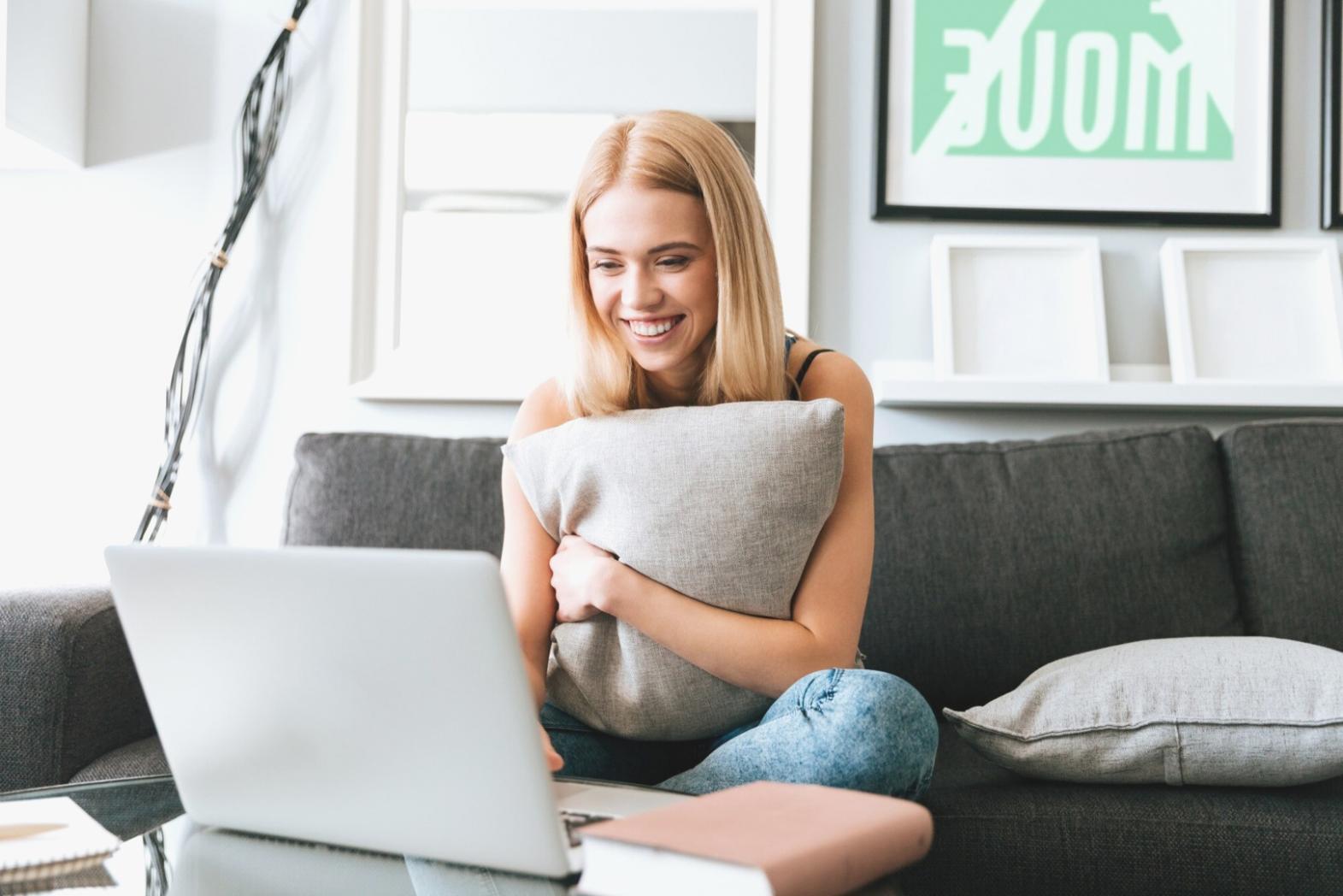 Profesional analizando flujos de trabajo presupuestarios en entorno corporativo