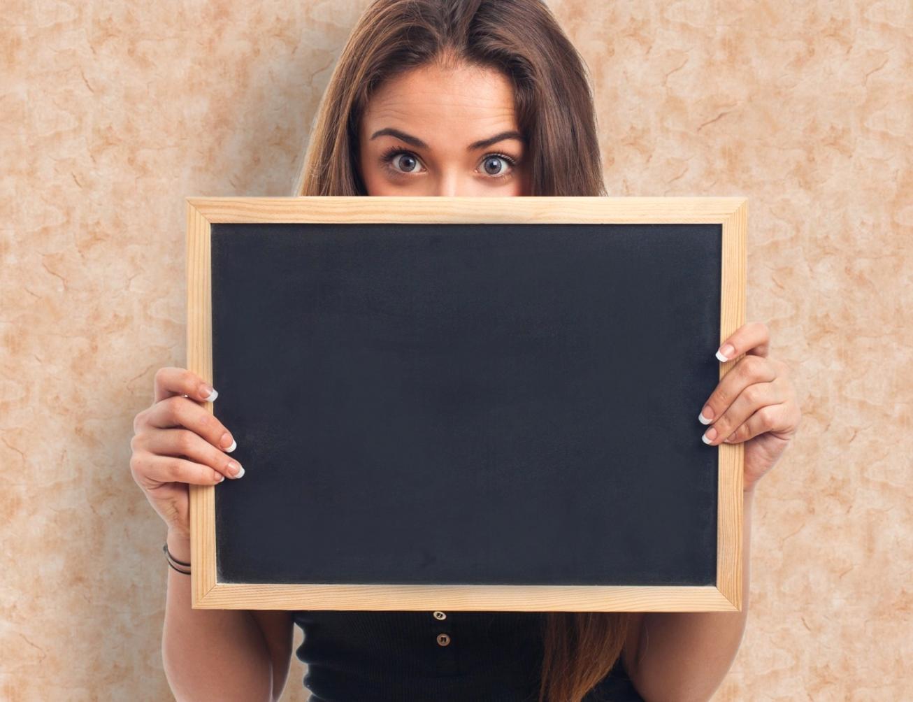 Equipo financiero colaborando en optimización de procesos de aprobación