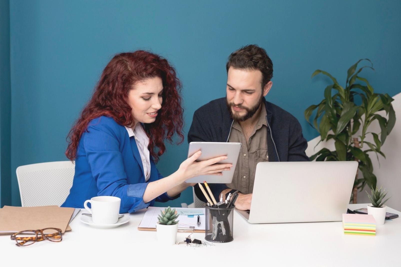 Equipo de aurifylvent trabajando en análisis de flujos presupuestarios